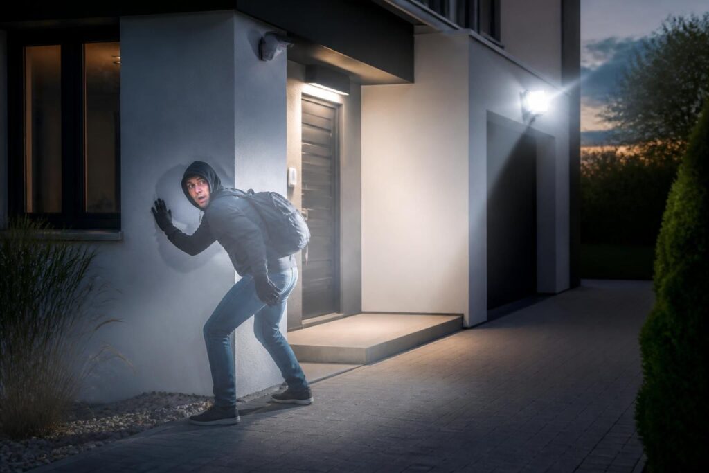 découvrez notre système d'alarme sans fil connecté offrant une liaison directe pour une dissuasion efficace contre les cambriolages, garantissant la sécurité optimale de votre domicile.
