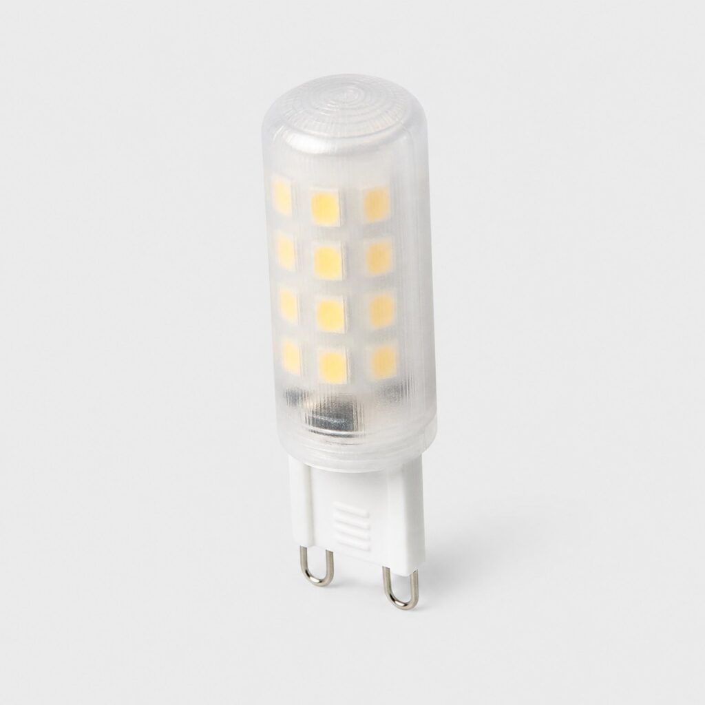 Ampoule LED à culot G9 à broches, capsule translucide, vue de trois quarts sur fond clair