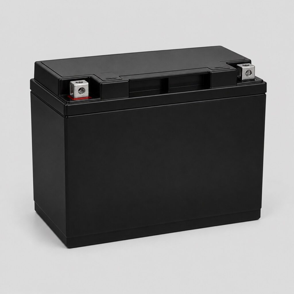 Batterie solaire AGM au plomb a boitier noir trapu et bornes a vis, vue de trois quarts sur fond clair
