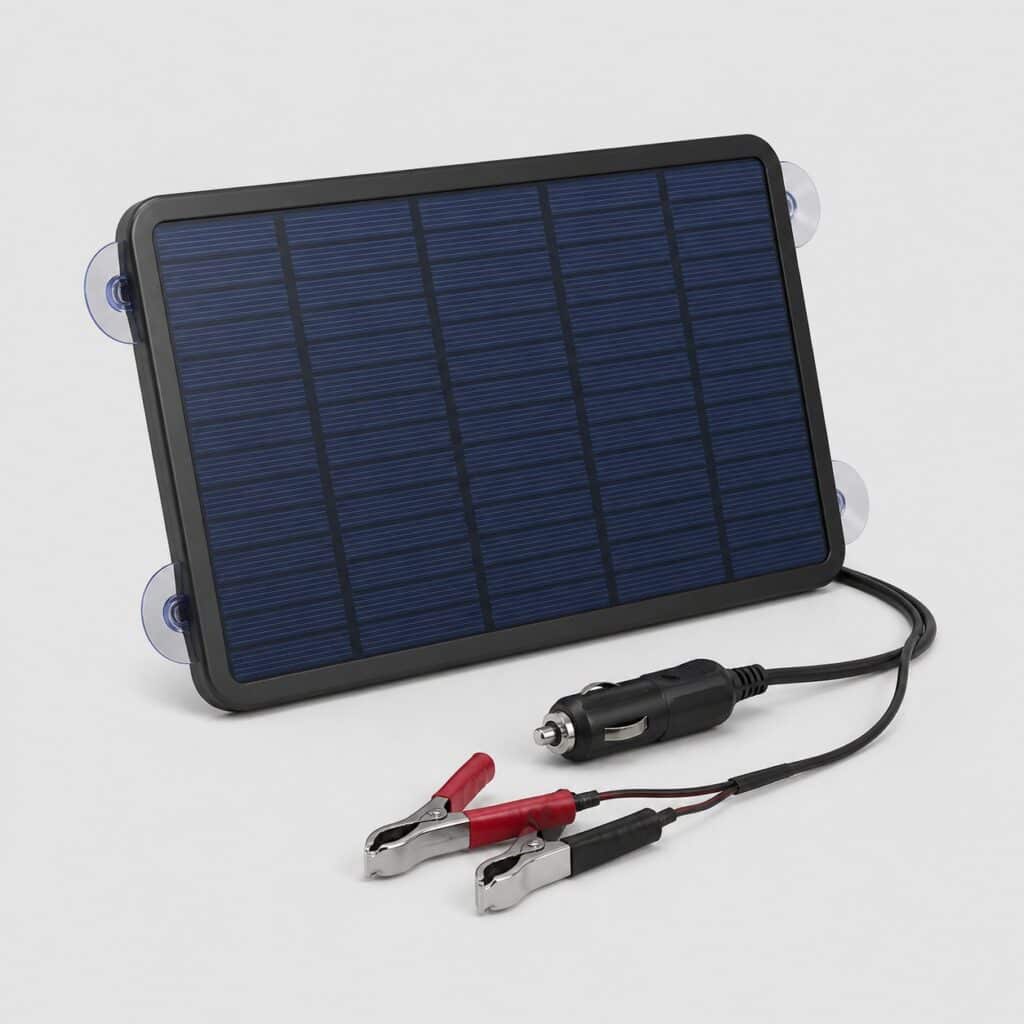 Mainteneur solaire de batterie 12 V à ventouses pour véhicule, vue de trois quarts sur fond clair