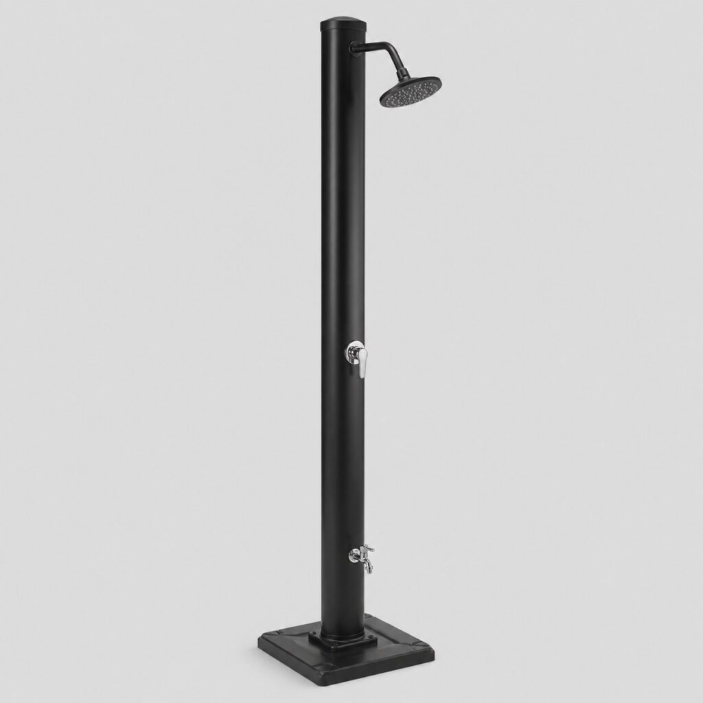 Douche solaire de piscine sur pied à colonne PVC noire, vue de trois quarts sur fond clair
