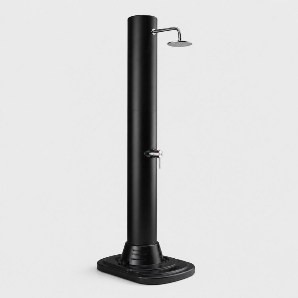 Douche solaire de piscine 60 litres à grand réservoir noir, vue de trois quarts sur fond clair
