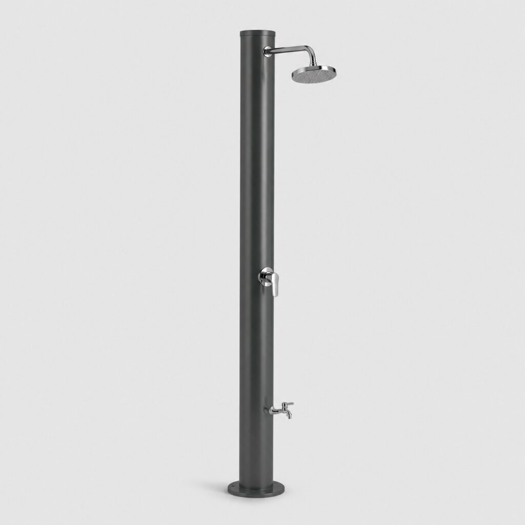 Douche solaire de piscine à colonne aluminium anthracite, vue de trois quarts sur fond clair