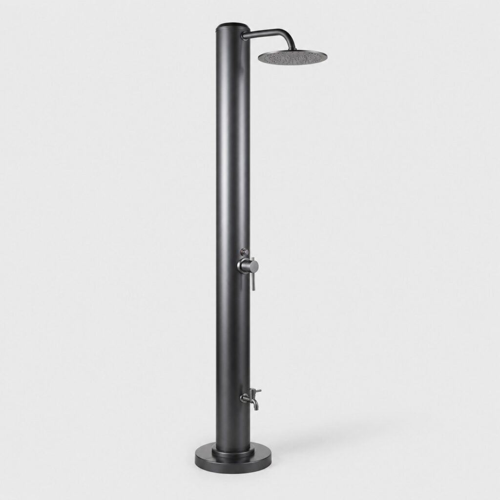 Douche solaire de piscine à colonne aluminium anodisé gris, vue de trois quarts sur fond clair