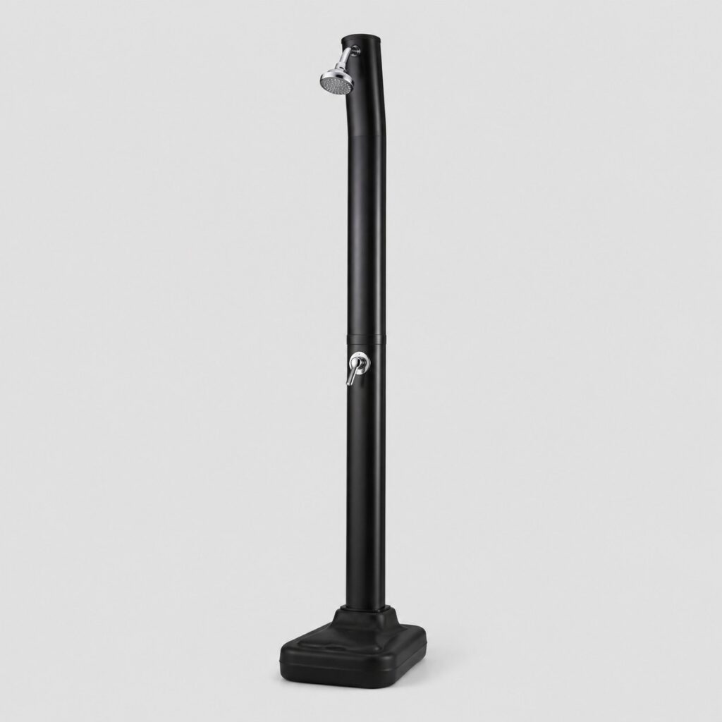Douche solaire de piscine d'entrée de gamme, colonne PVC noire fine, vue de trois quarts sur fond clair