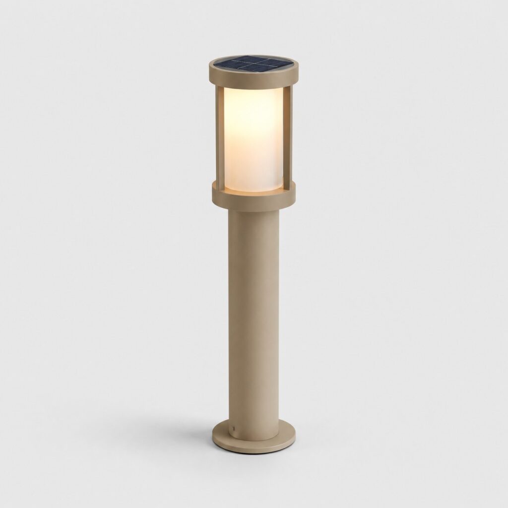 Lampadaire solaire d'ambiance pour terrasse à diffuseur verre dépoli, mât bas beige, fond clair