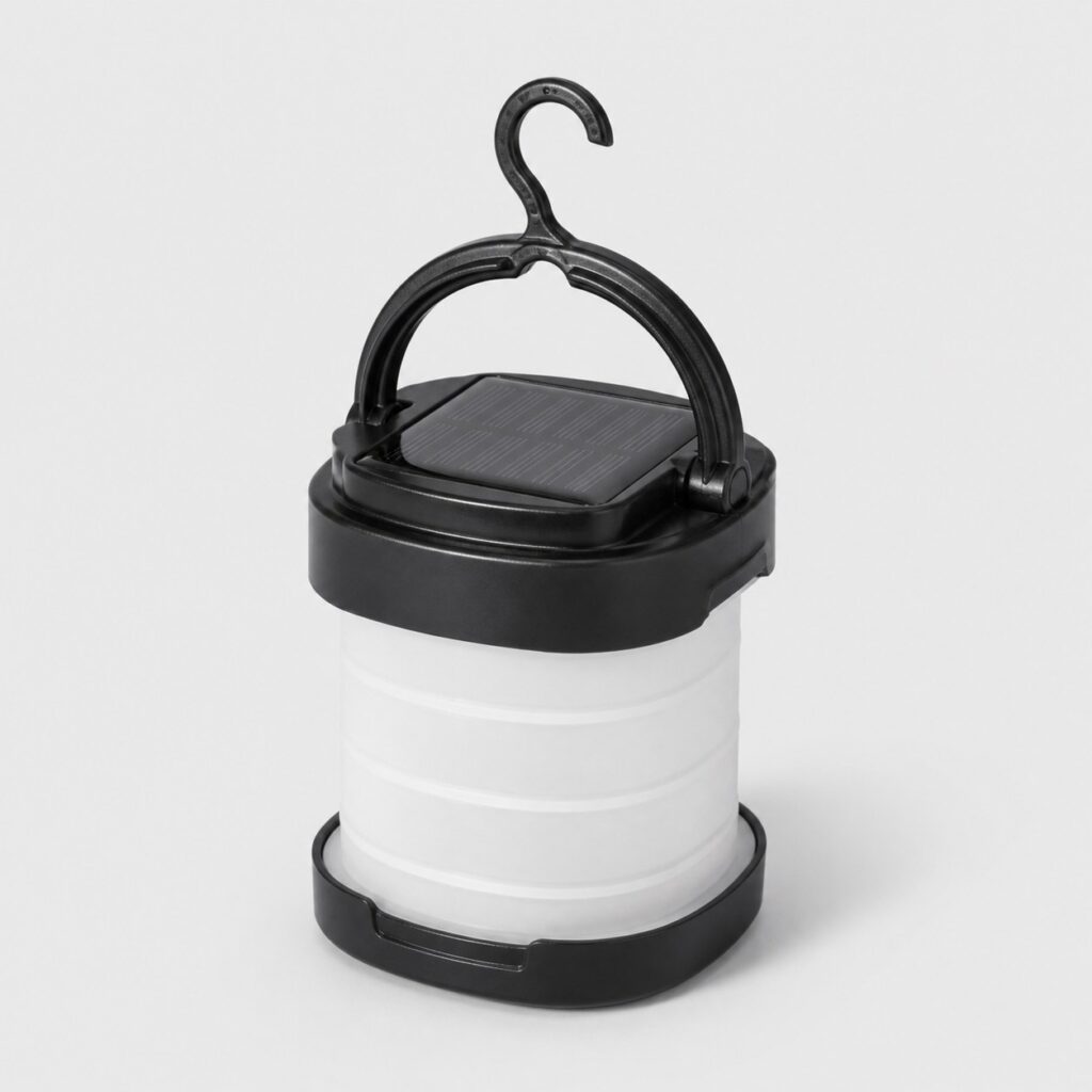 Lanterne solaire de camping pliable à diffuseur rétractable, vue de trois quarts sur fond clair