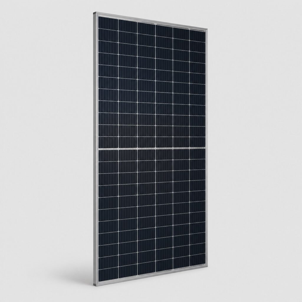 Panneau solaire rigide monocristallin haute puissance grand format, vue de trois quarts sur fond clair