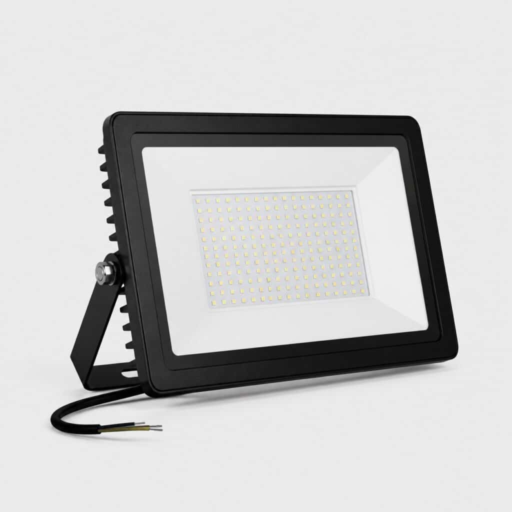Projecteur LED extérieur 100W à ailettes et étrier, vue de trois quarts sur fond clair