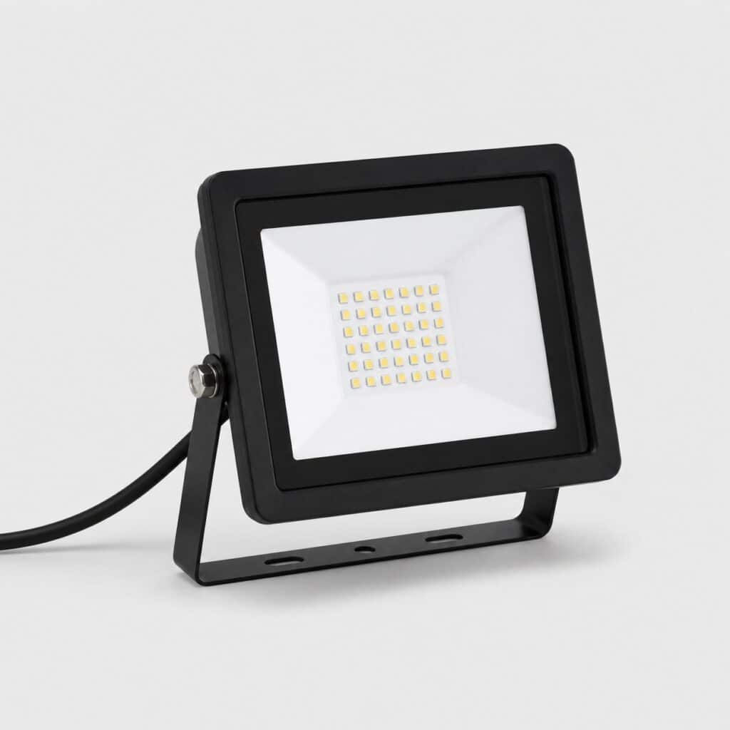 Projecteur LED extérieur filaire noir à étrier orientable, vue de trois quarts sur fond clair