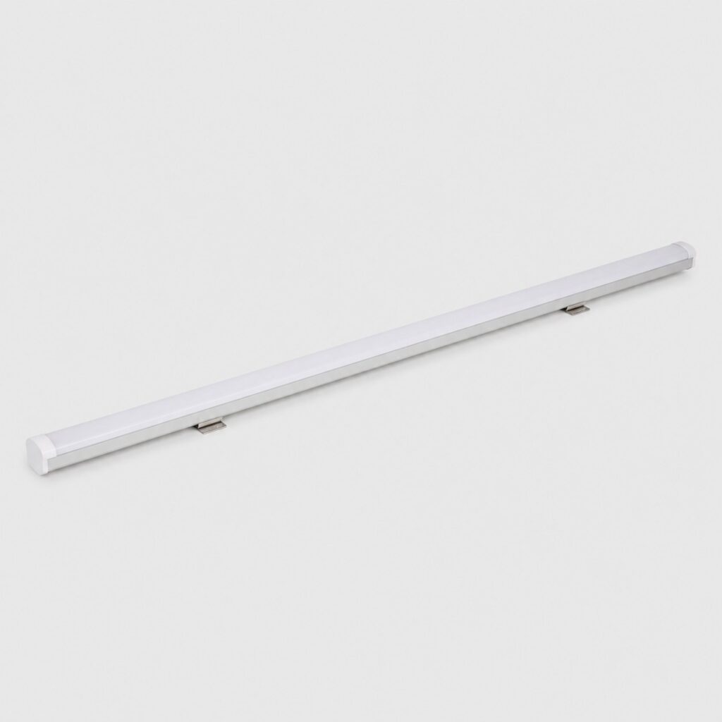 Réglette LED de 150 cm d'un seul tenant à diffuseur continu, vue de trois quarts sur fond clair