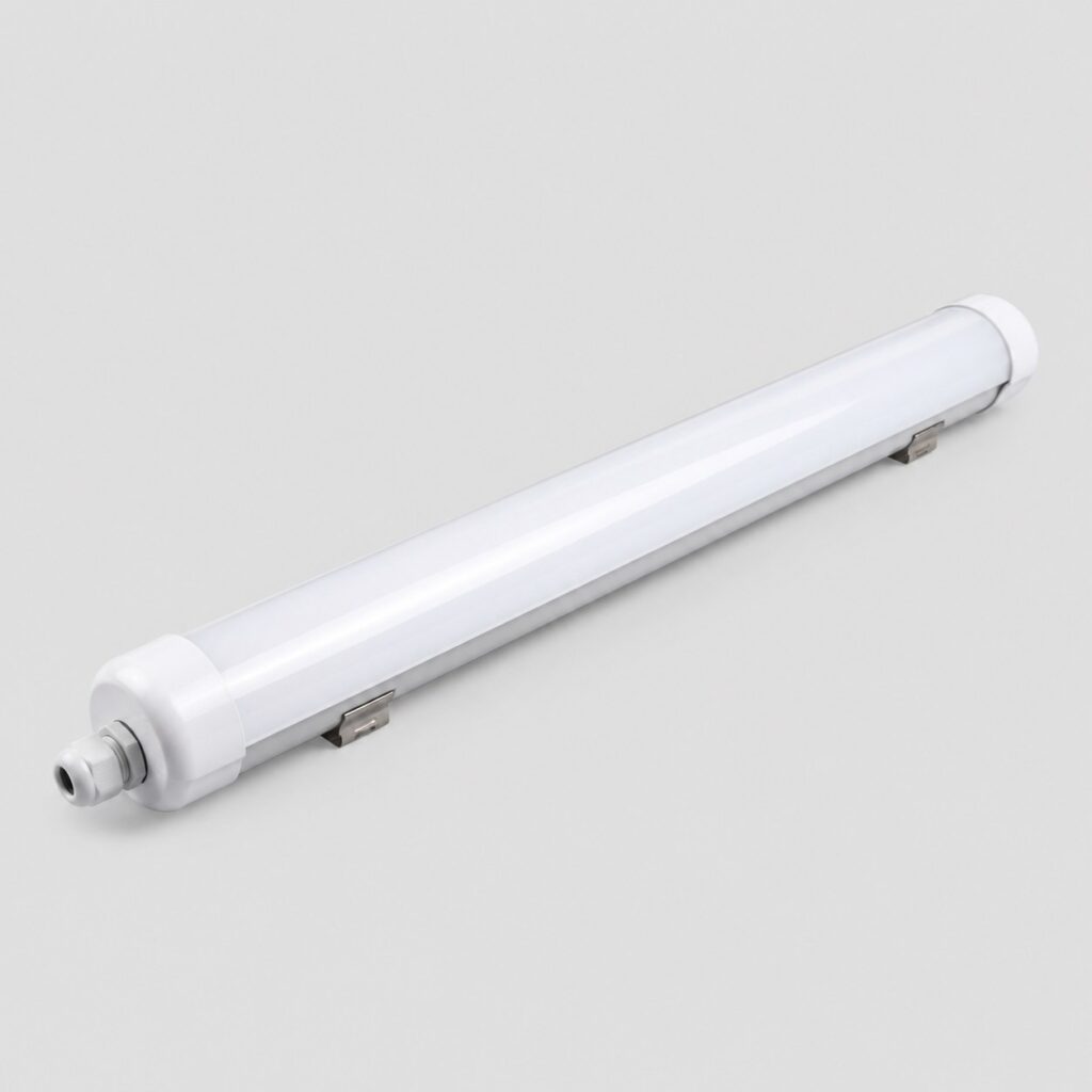 Réglette LED étanche à embouts scellés et diffuseur opale, vue de trois quarts sur fond clair