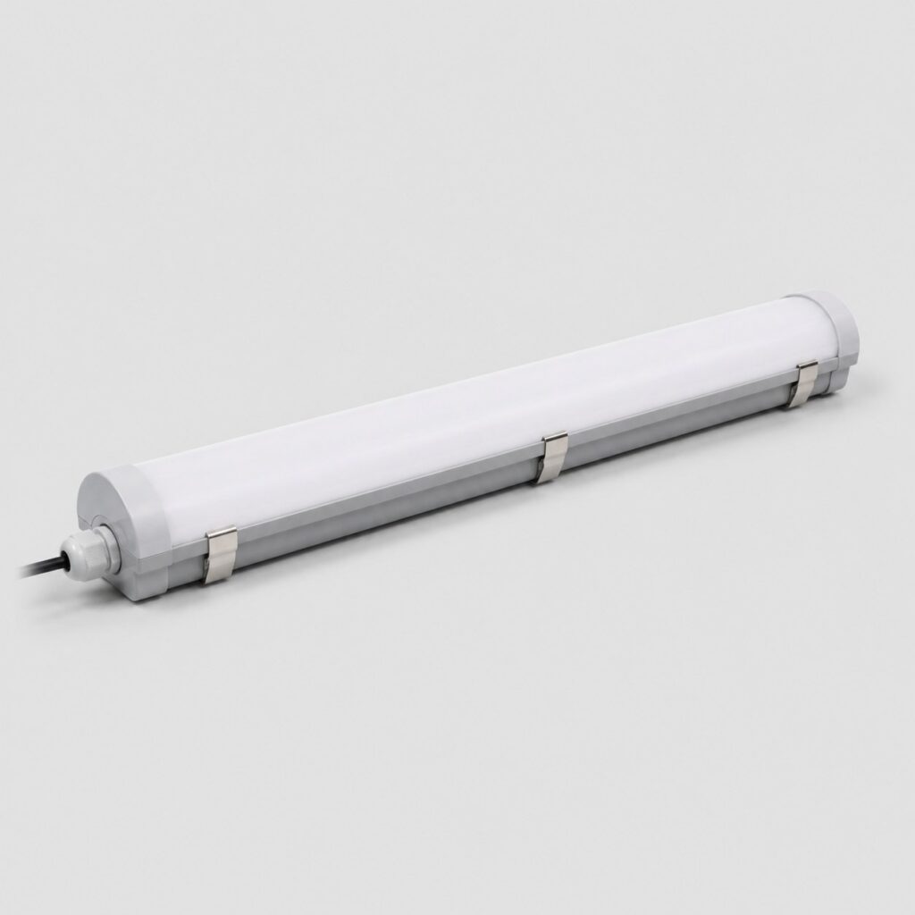 Réglette LED étanche de garage à boîtier tubulaire robuste, vue de trois quarts sur fond clair