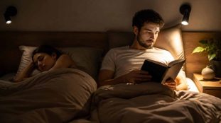 découvrez l'action précise de l'applique liseuse offrant un éclairage ciblé, conçu pour ne pas gêner votre partenaire, idéale pour une lecture confortable en duo.