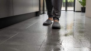 découvrez comment le choix d'un carrelage de sol antidérapant joue un rôle essentiel dans la prévention des chutes sur sol mouillé, garantissant ainsi sécurité et sérénité dans vos espaces.